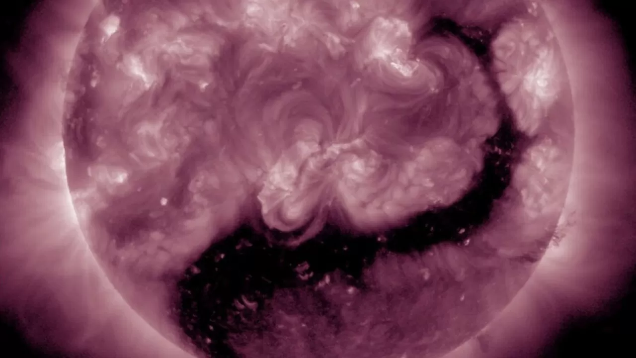 На Солнце появилась корональная дыра, похожая на дракона
