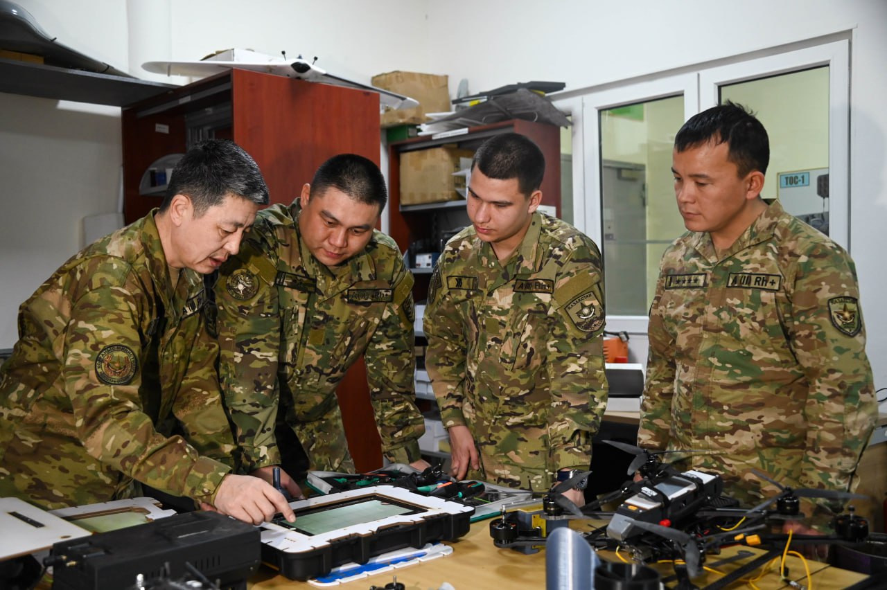 Әскери қызметшілер дрондарды құрастыру мен басқаруды үйрене бастады