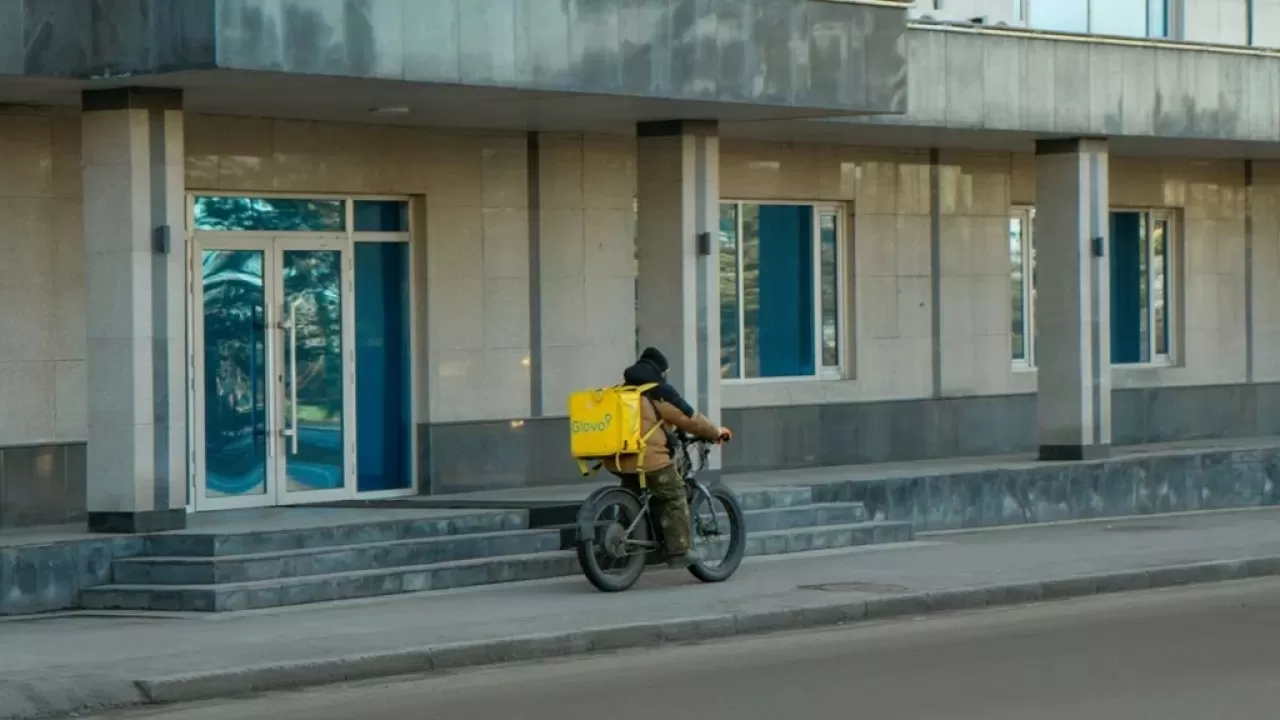 Биометрия и запрет мигрантов: требования к курьерам усилят в Алматы