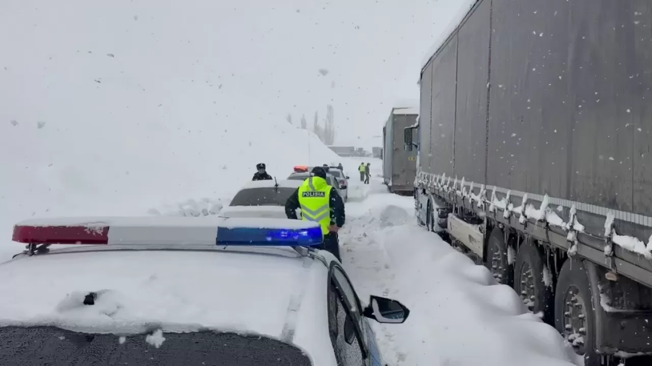 Полицейские спасли беременную дальнобойщицу в метель в Жамбылской области