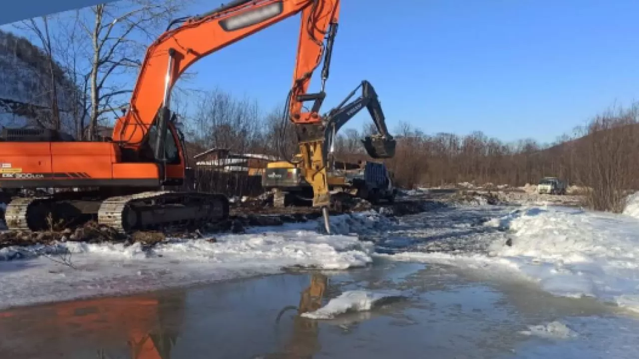 В Казахстане чистят реки перед весенними паводками 