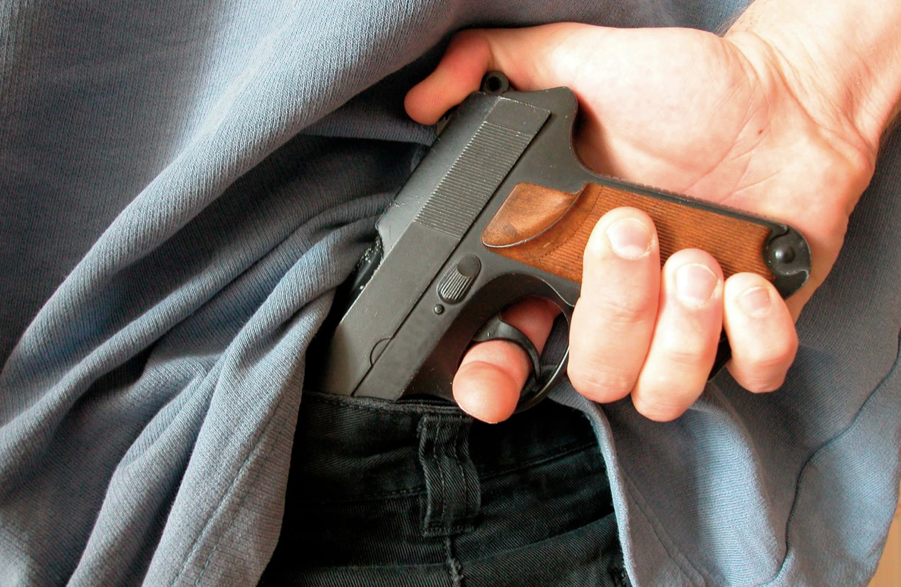 Петропавлда мектептердің біріне оқушы тапанша алып келген