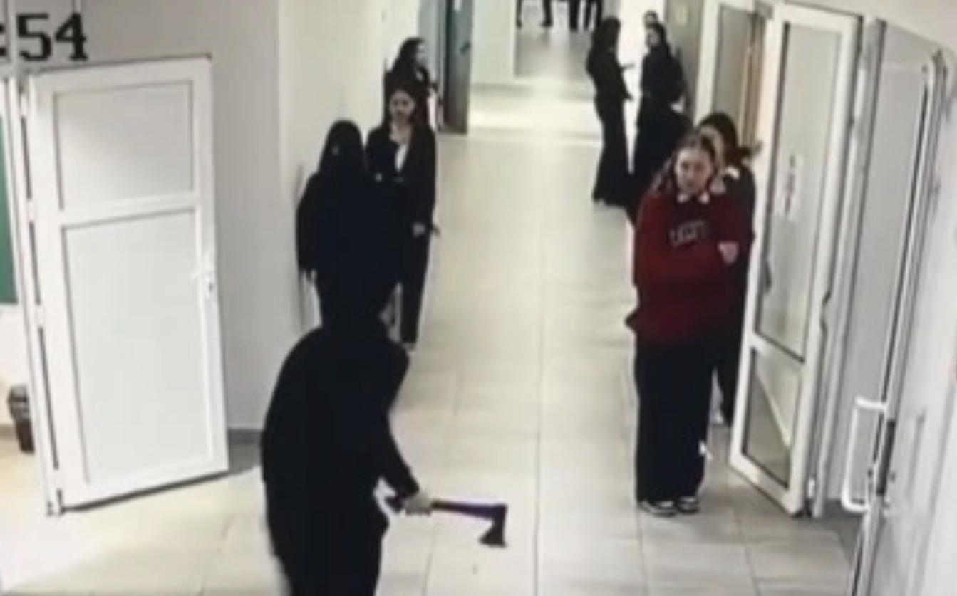 Атырауда қатарластарын балтамен қуалаған оқушы сабаққа барып жүр