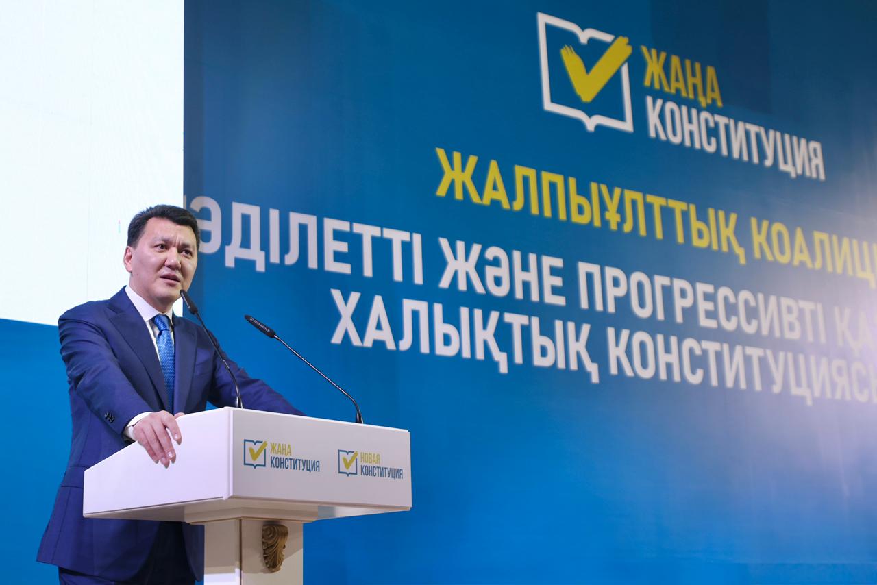 Жаңа Ата Заңда "адам" сөзі 76 рет кездеседі: Ерлан Қарин жаңа Конституция жобасының басты ерекшелігін атады