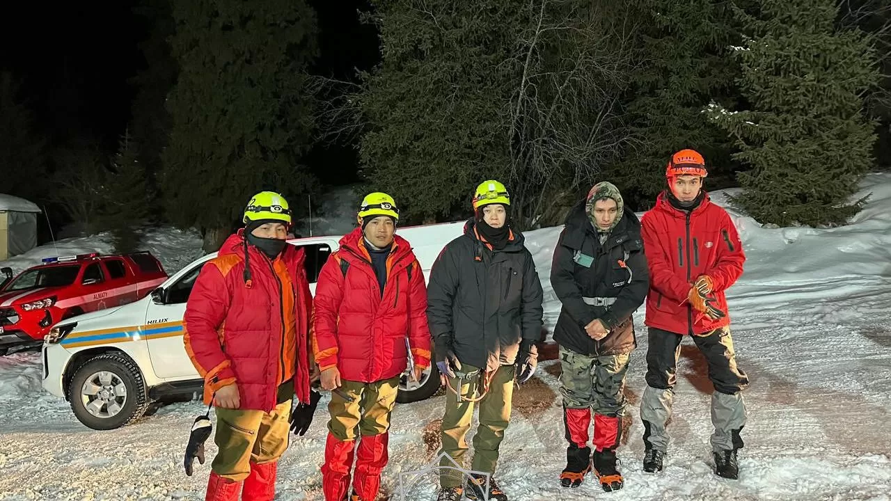 SOS дабылы ажалдан арашалады: Алматы тауларында жартаста тұрып қалған азамат құтқарылды