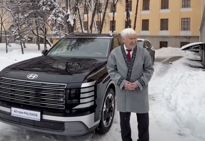 Математик Асқар Жұмаділдаевқа белгілі бизнесмен автокөлік сыйлады 