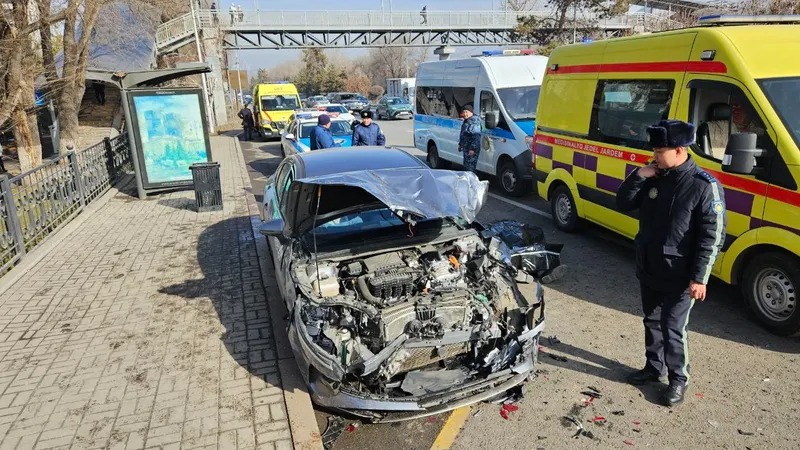 Алматыда такси жүргізушісінің жүрегі тоқтап, жаппай жол апаты тіркелді