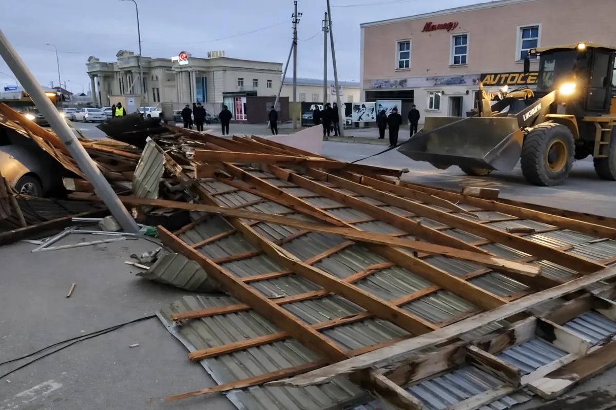 Маңғыстау облысында сауда орталығының шатырын жел ұшырды  