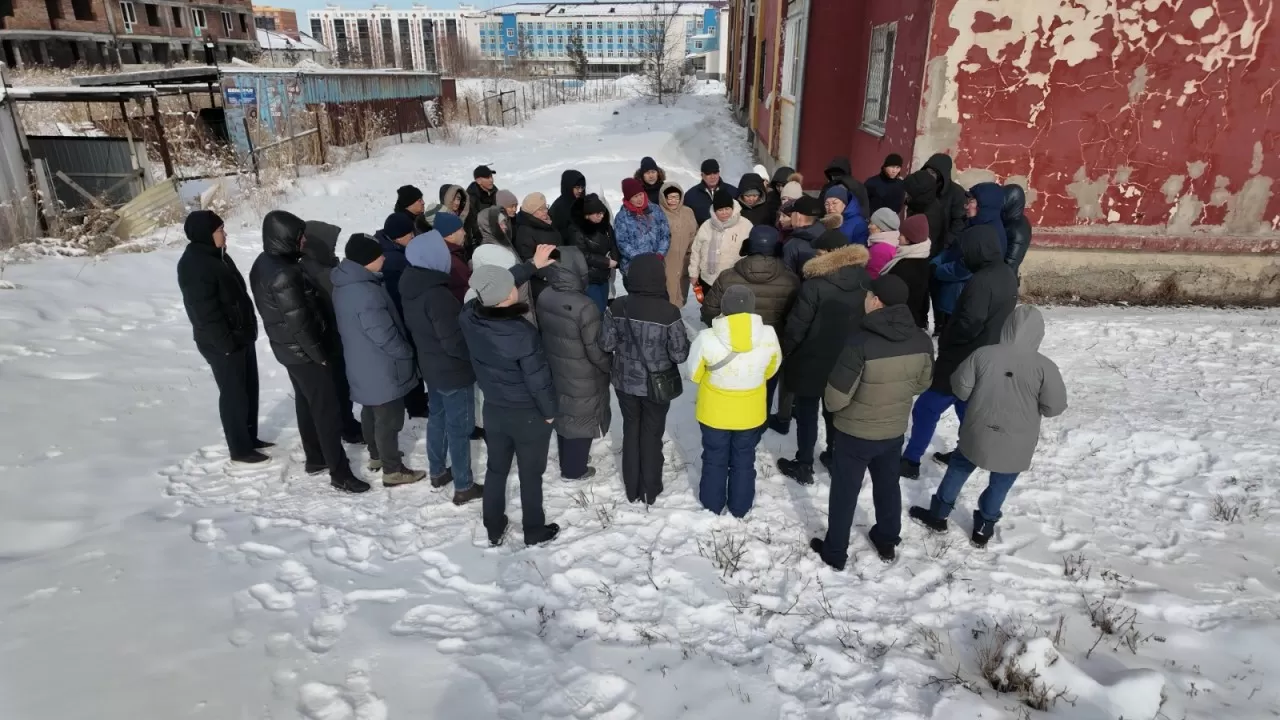  В ВКО дольщики проблемного ЖК вышли на улицу