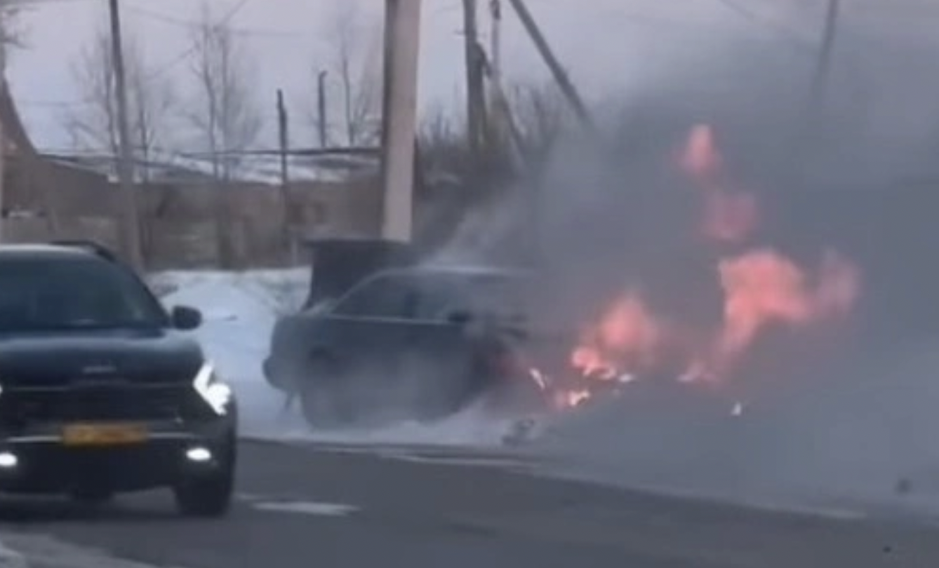 Петропавл көшелерінде жеңіл көлік өртеніп кетті