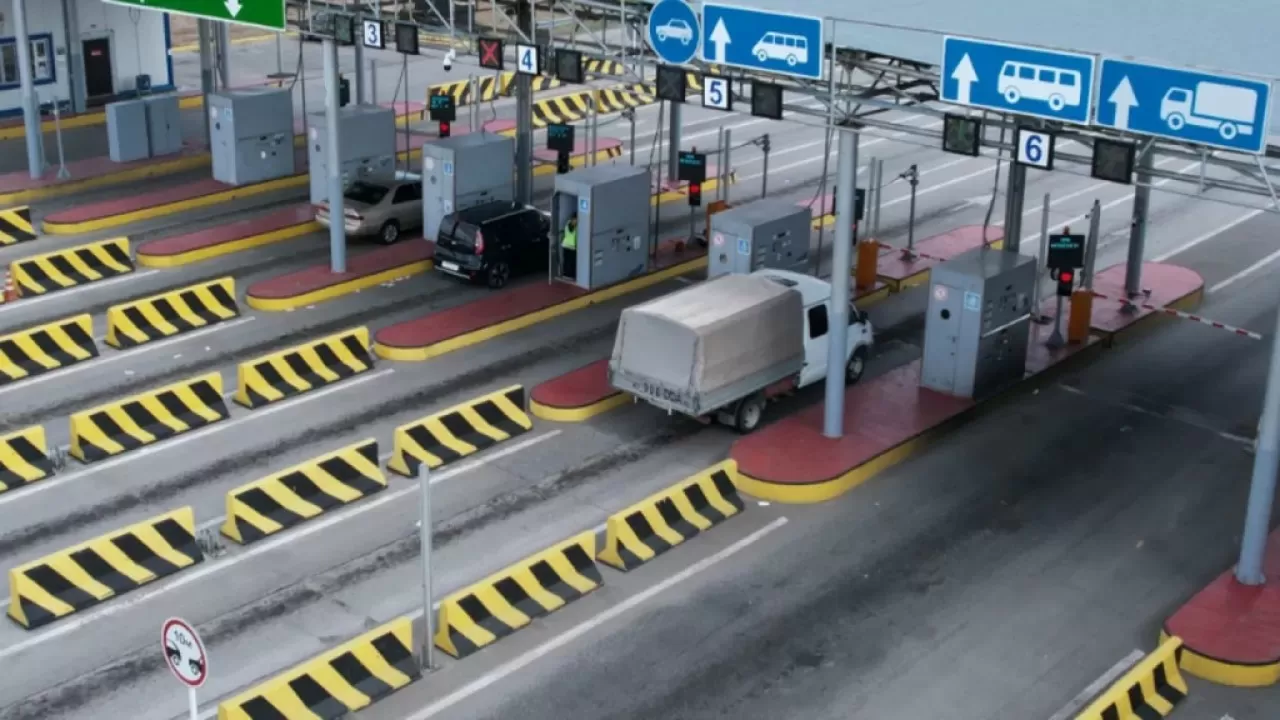 На 14 трассах Казахстана временно отменили плату 