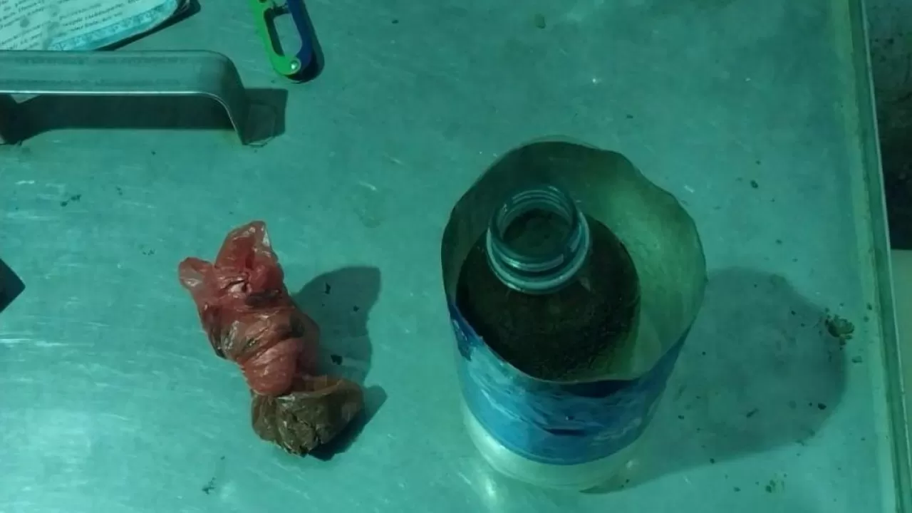 В Атырау сорвали доставку наркотиков за колючую проволоку 