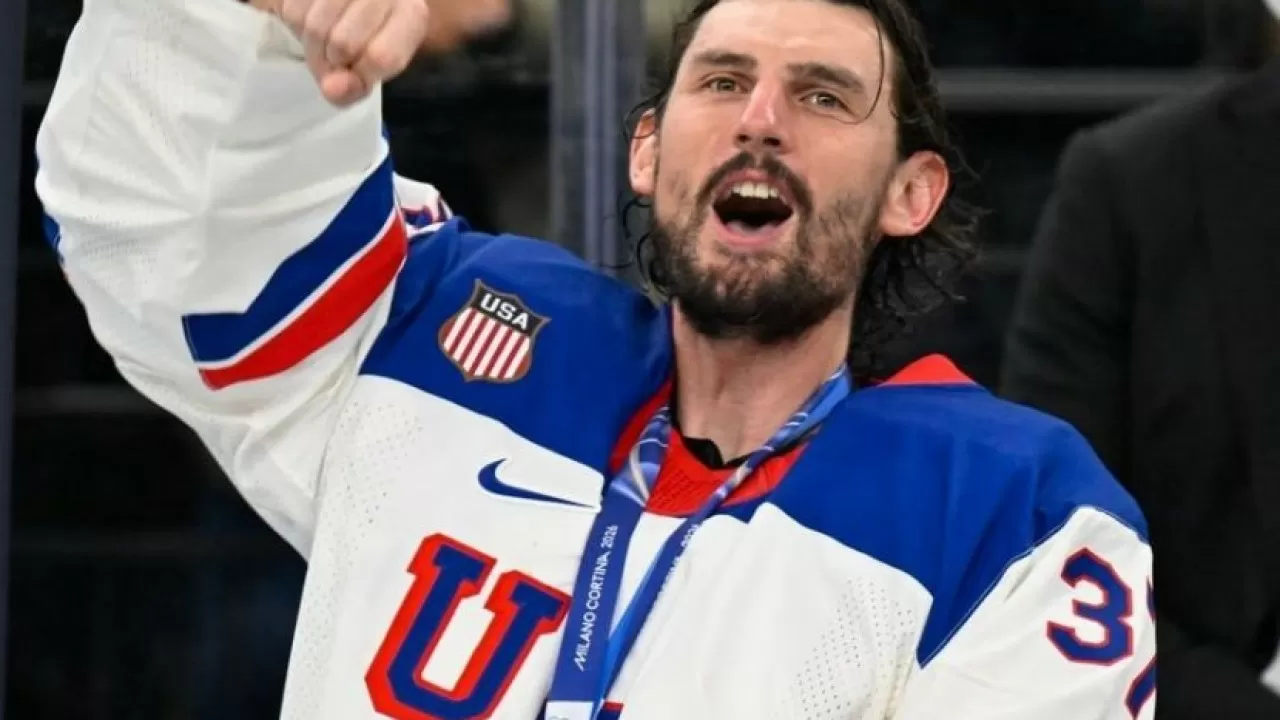 Дональд Трамп АҚШ хоккей құрамасының қақпашысына ең беделді марапат табыстайды