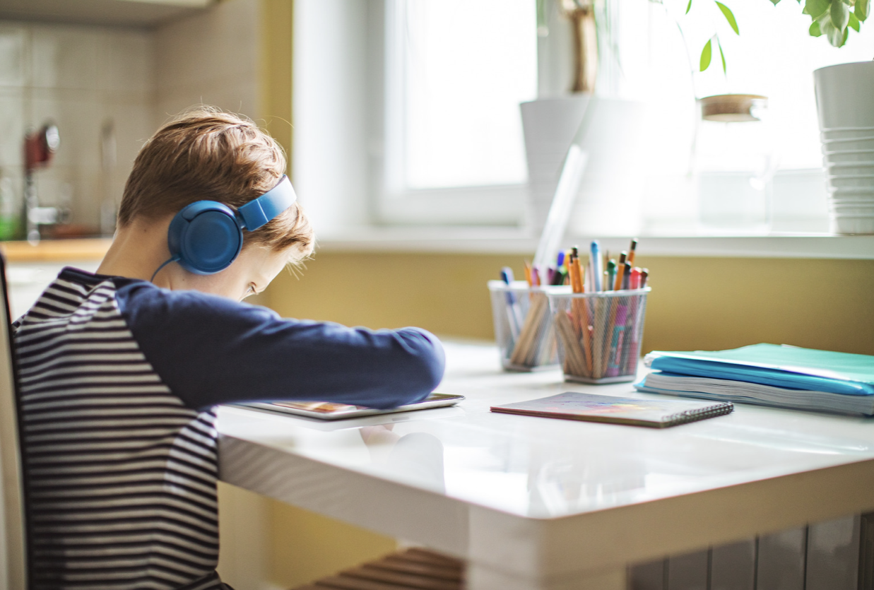 Бүгін Астанада бірінші ауысым оқушылары онлайн оқиды