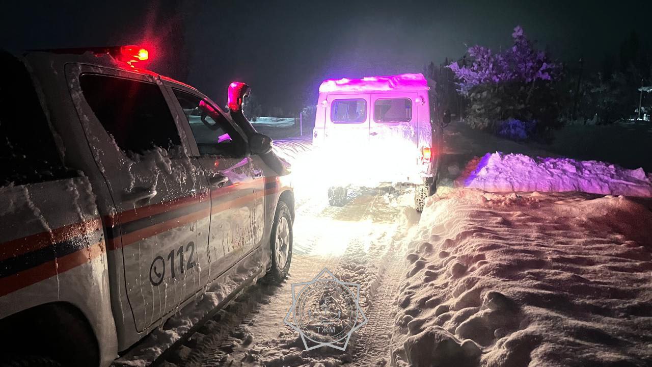 Жамбыл облысында құтқарушылар қар құрсауында қалған 15 көлікті шығарды