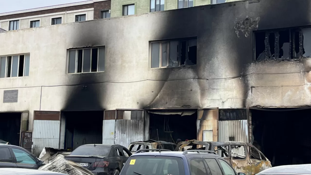 Ақтауда көлік жөндеу орталығының аумағында ірі өрт шықты: 2 адам ауруханаға түсті