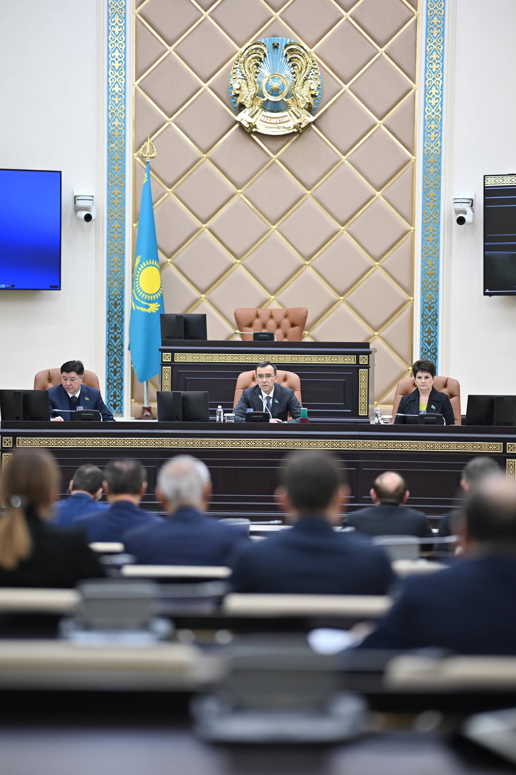 Сенаторлар жаңа Конституция ережелерін түсіндіру үшін өңірлерге аттанды