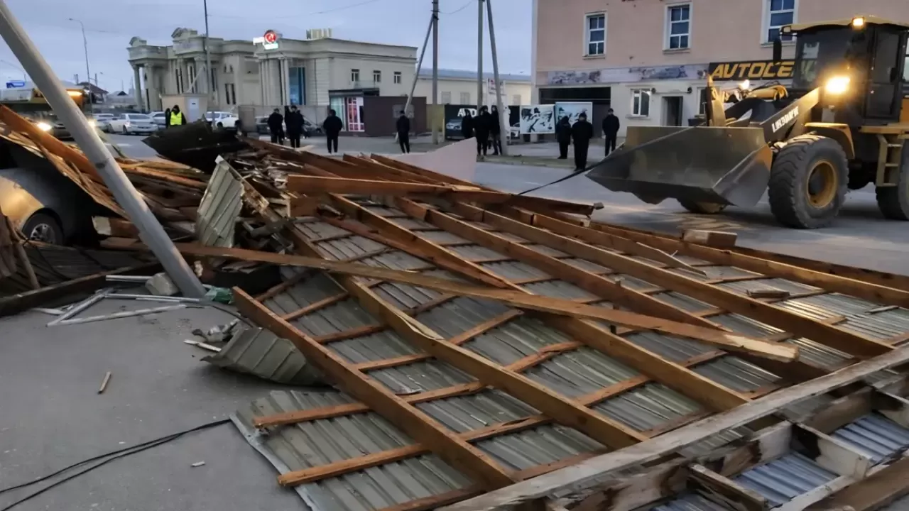 Ветер сорвал крышу торгового центра в Мангистауской области