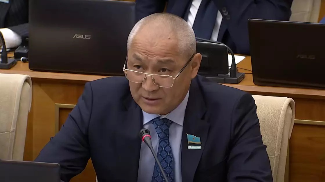 &laquo;Екіге оқитын оқушы сияқтысыз&raquo;: Депутат мұнай компаниясының басшысын сын тезіне салды 