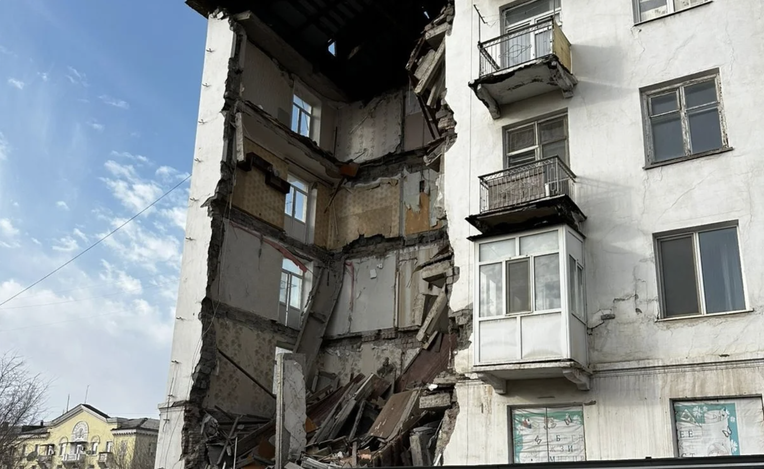 Балқашта тұрғын үйдің бір бөлігі опырылып түсті