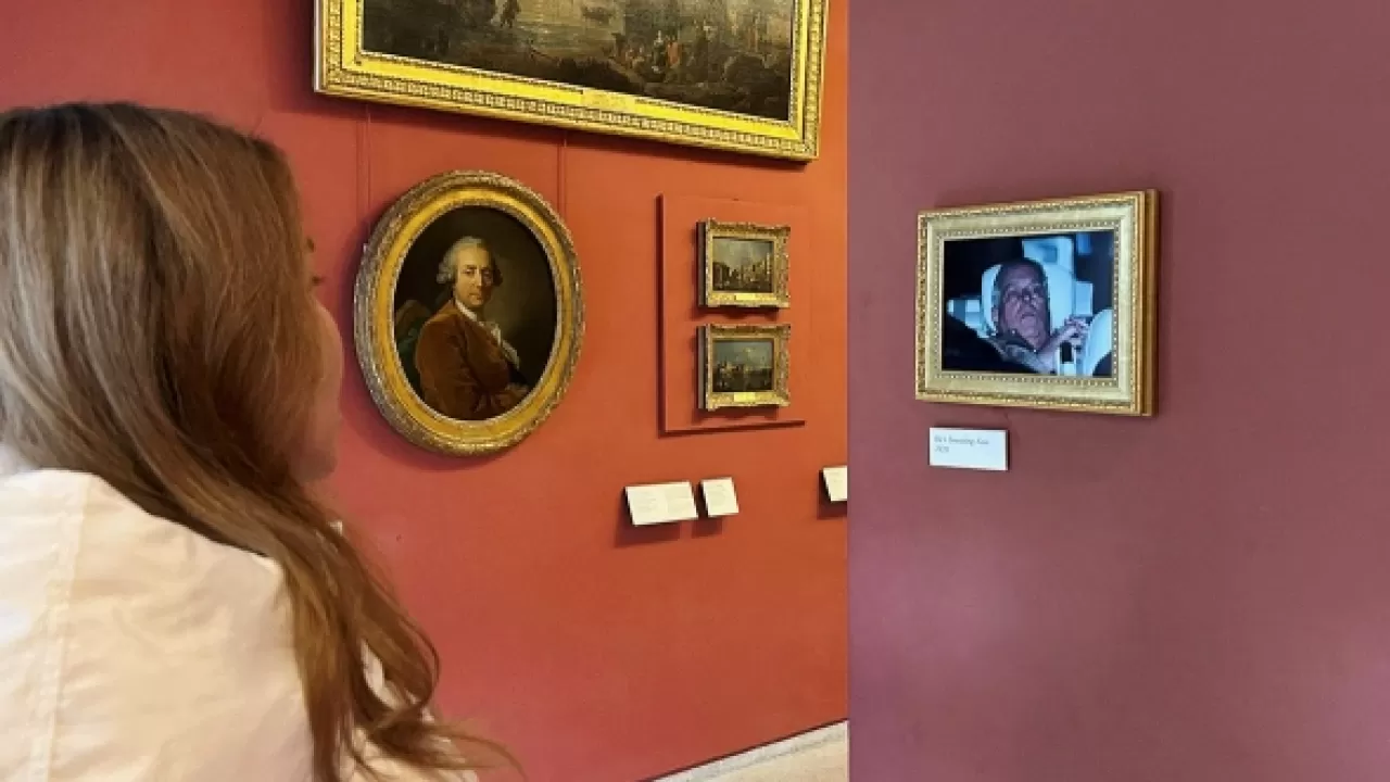 Фото экс-принца Эндрю вывесили в Лувре