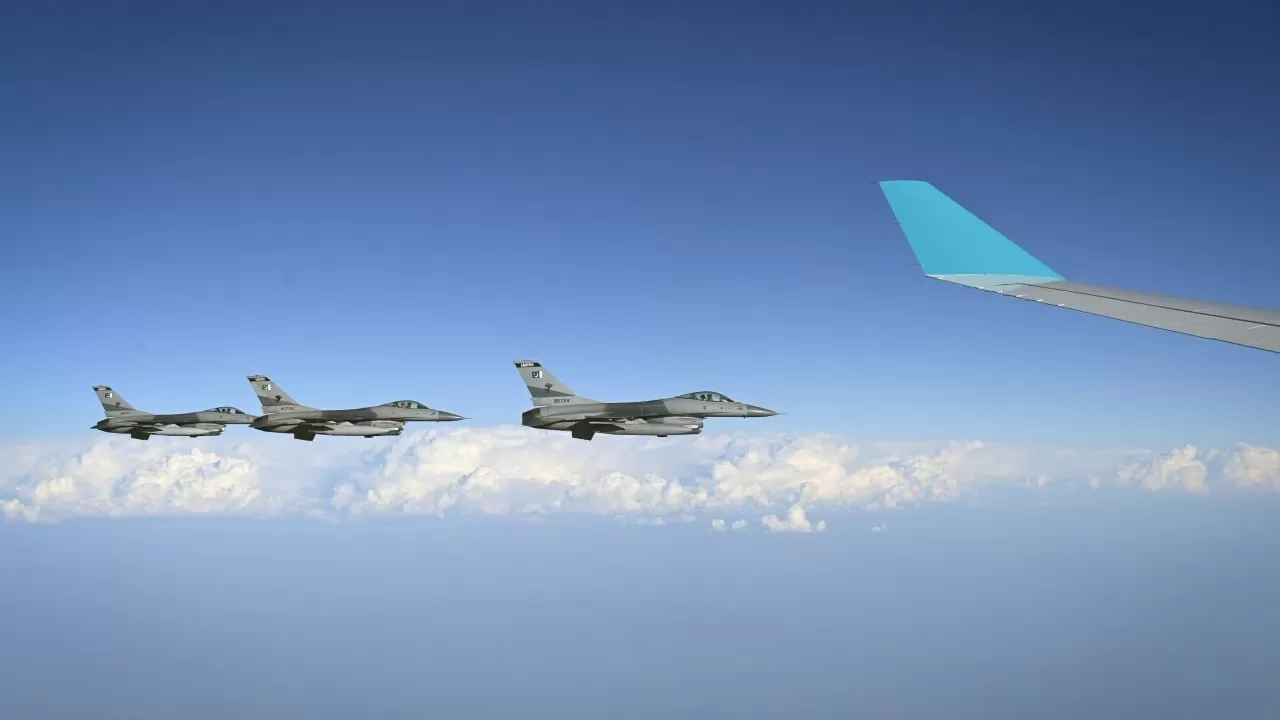 Самолет Токаева в сопровождении истребителей прибыл в Пакистан