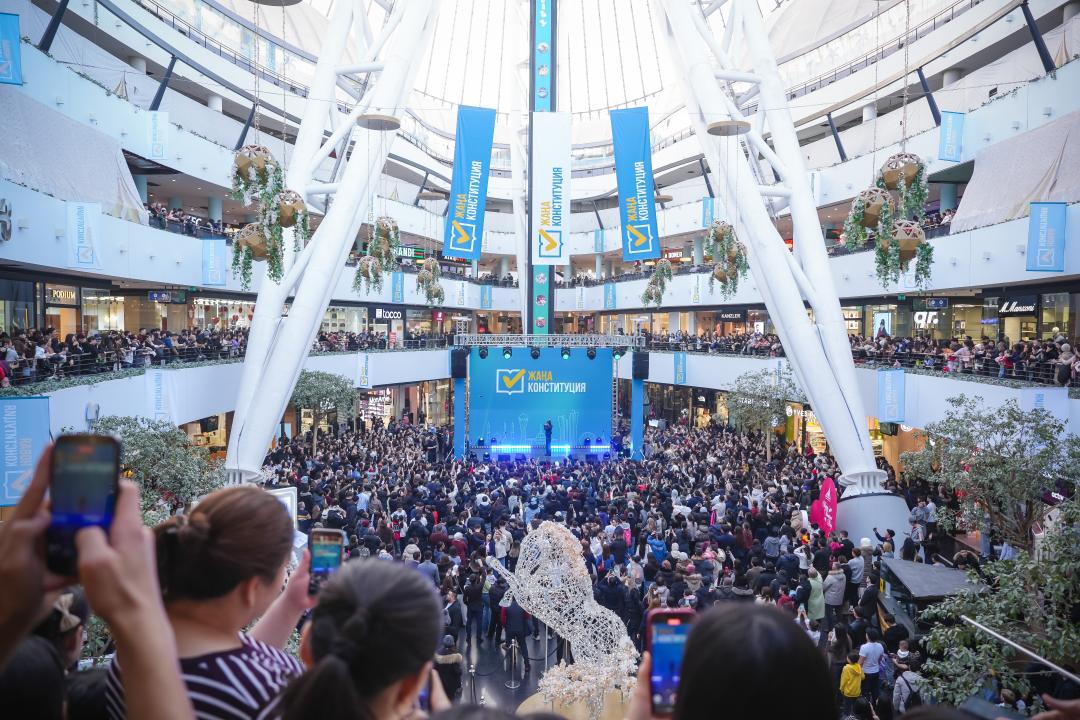 Астанада референдумды қолдауға арналған концертке 10 мыңнан астам адам қатысты