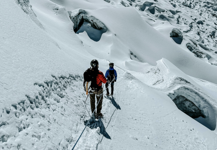 Австрияда тауда серігін қалдырып кеткен альпинистке қатысты сот басталды