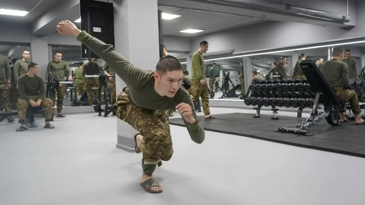 Как известный казахстанский конькобежец проходит службу в армии 