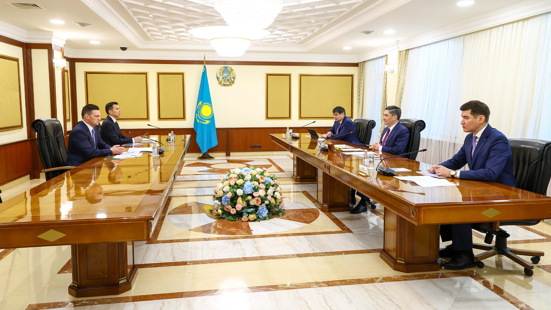 Олжас Бектенов Еуразиялық даму банкінің басшылығымен бірлескен жобаларды талқылады