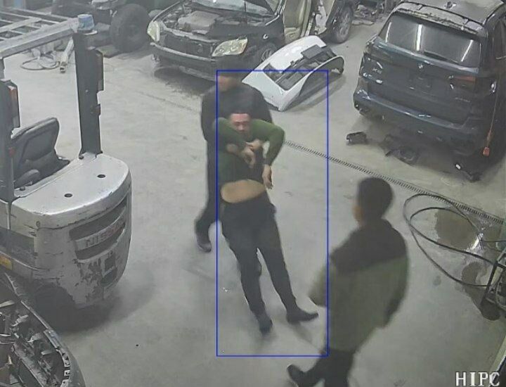 Алматыда үш ер адам көлік жөндеу орталығының қызметкерін аяусыз соққыға жыққан