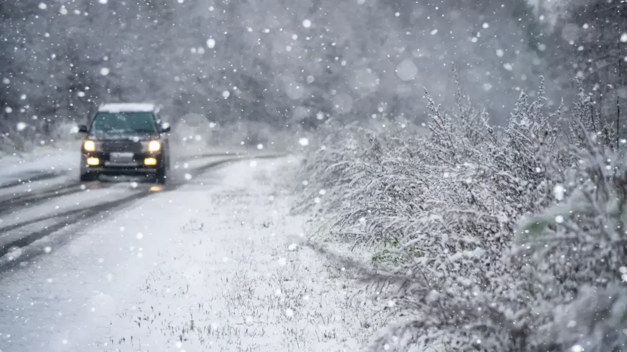 Участки дорог закрыли в двух областях Казахстана