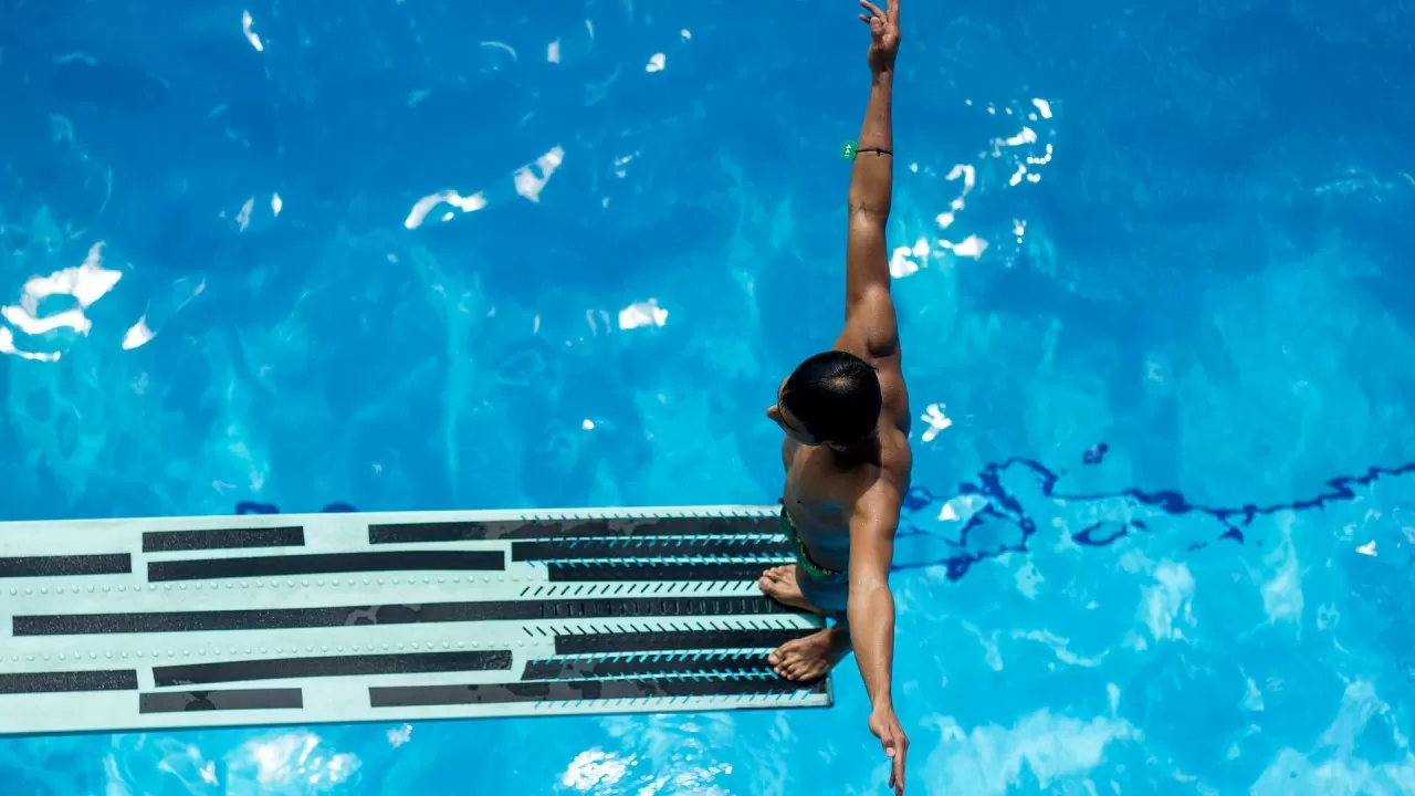 Врач назвал главную опасность в бассейне 