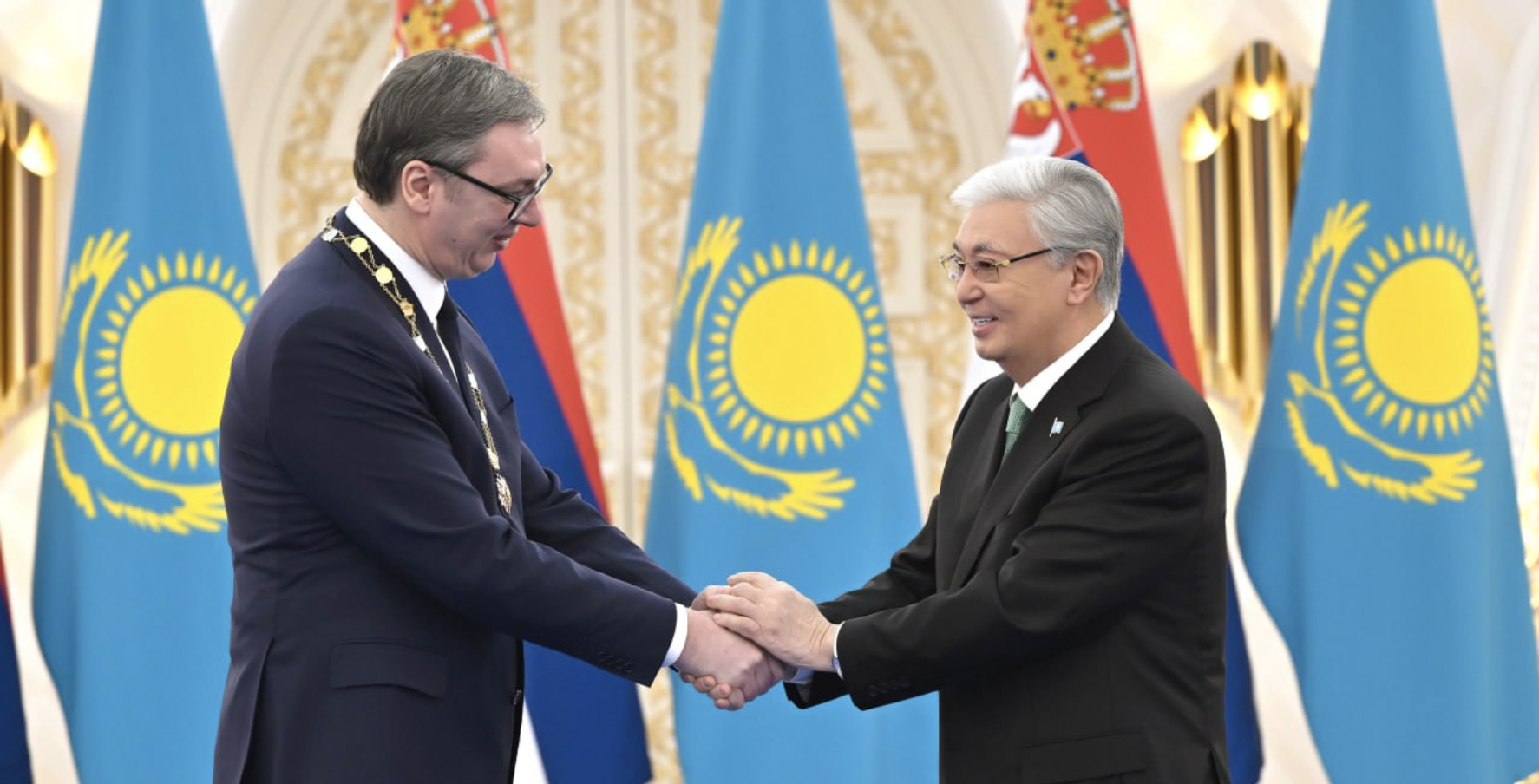 Токаев наградил президента Сербии орденом "Алтын Қыран"