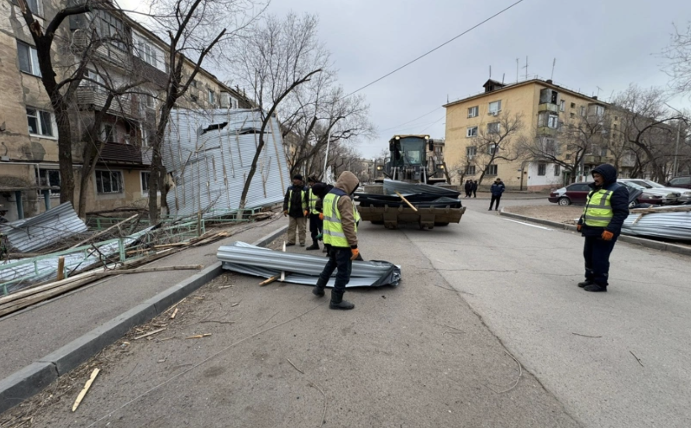 Қонаевта қатты желден тұрғын үйлер мен инженерлік желілерге зақым келді