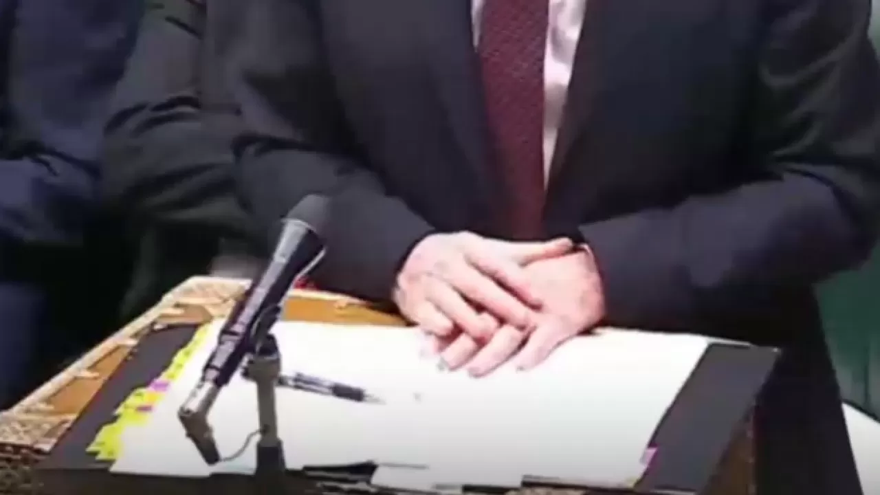 У премьера Британии затряслись руки на допросе в парламенте 