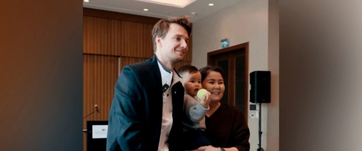 Александр Бублик тұсау кесу рәсіміне қатысып, балақайға сәттілік тіледі