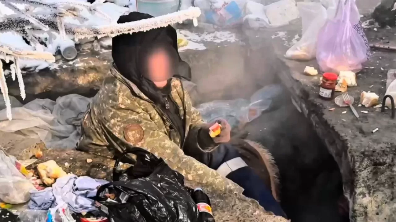 Полиция помогает бездомным в лютые морозы в области Абай 