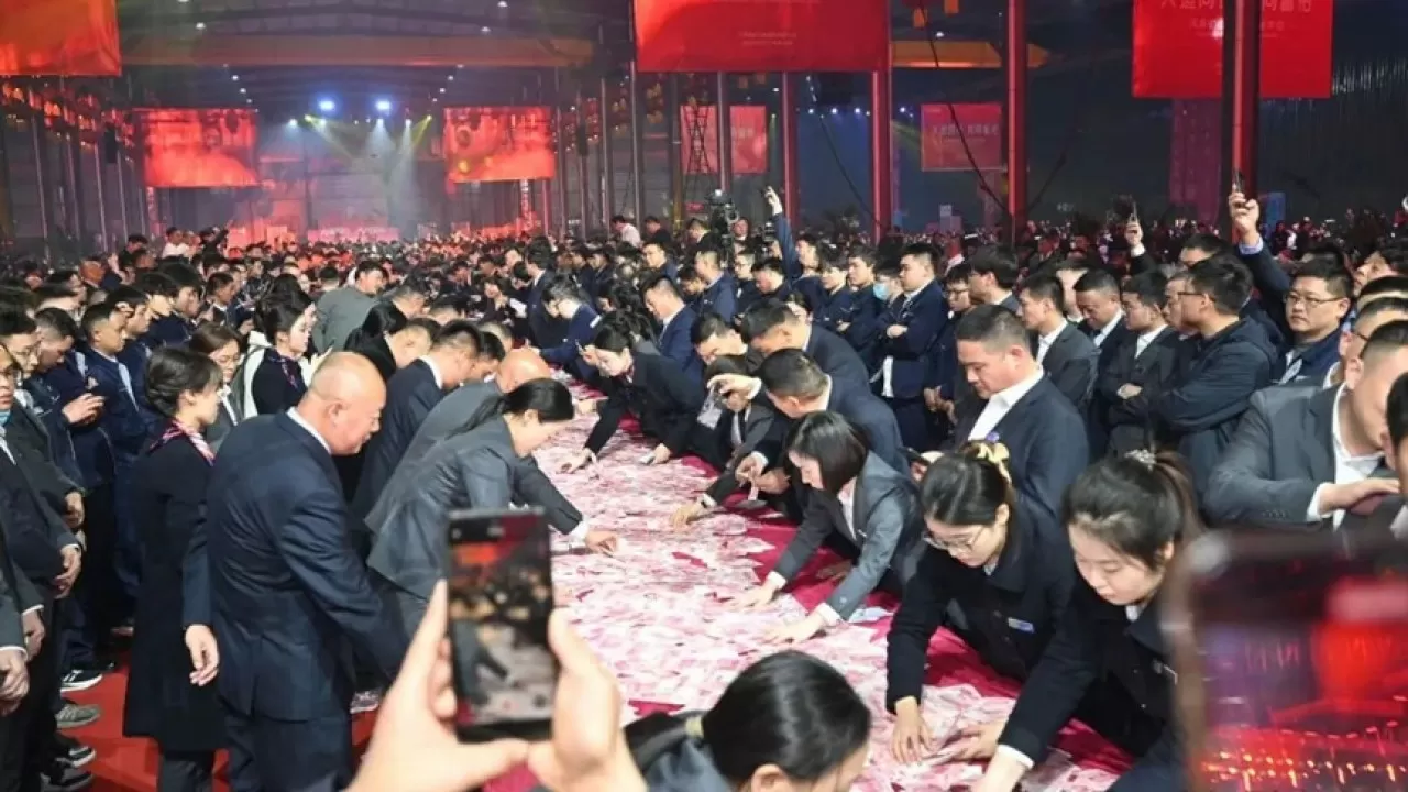 В Китае на корпоративе начальник подарил сотрудникам 26 млн долларов