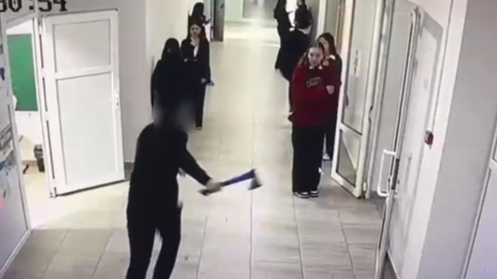 Атырауда қатарластарын балтамен қуған оқушы оқитын мектептің директоры қызметінен босатылды