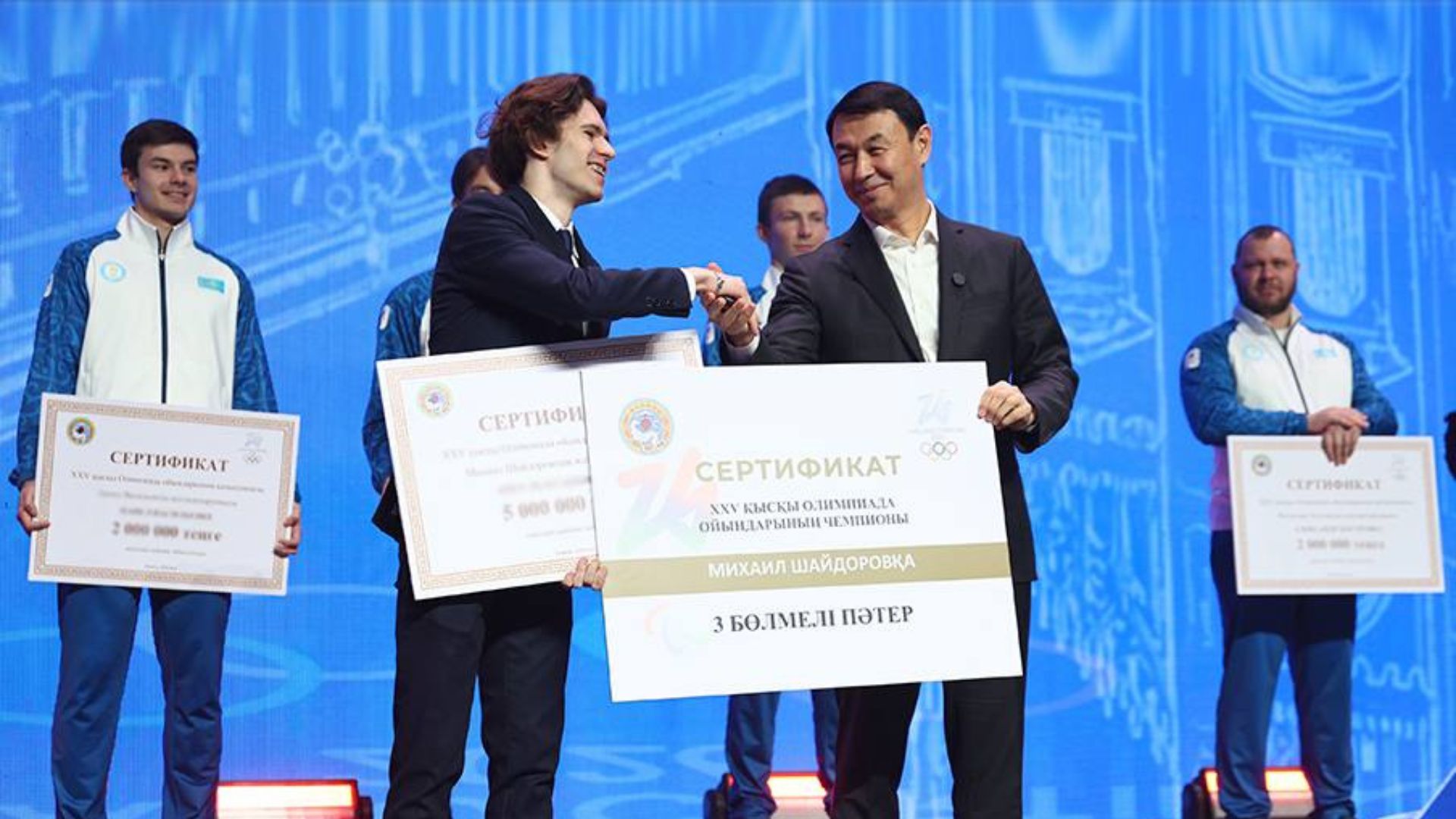 Алматы әкімі Михаил Шайдоровқа 3 бөлмелі пәтер мен автокөлік кілтін табыстады