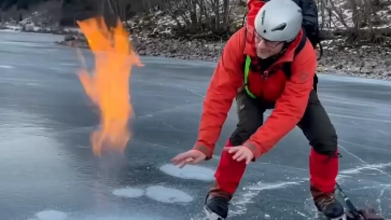Почему подо льдом озера вдруг вспыхивает огонь 