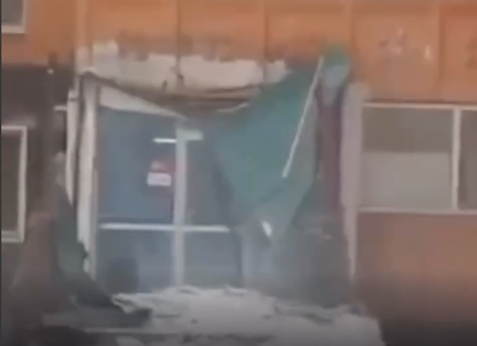 Ақтөбеде қалың қар шатырдан құлап, кіреберіс қалқасын қиратқан