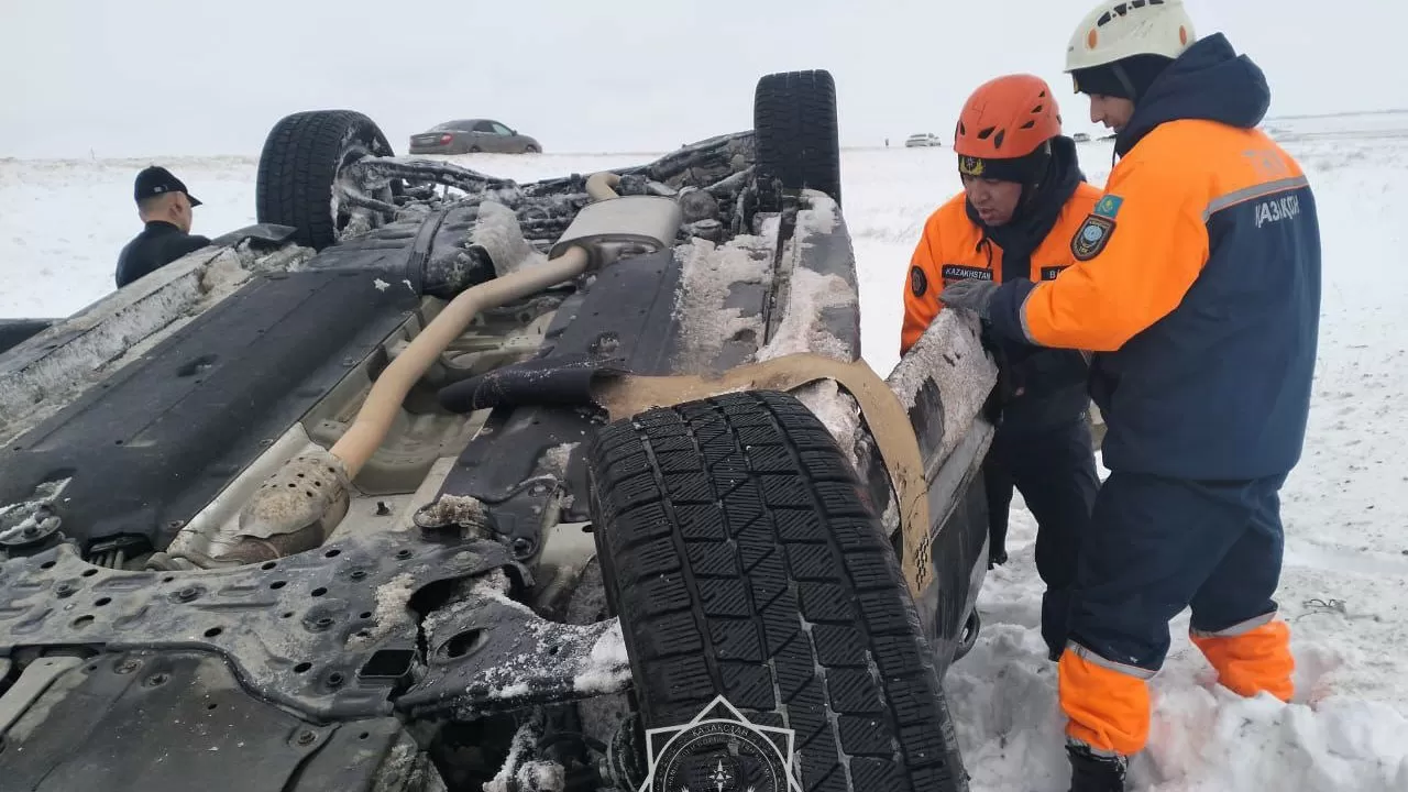 Искореженный металл и крики о помощи: спасатели вызволяли людей под Отаром