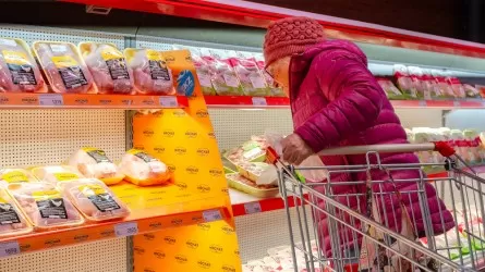 Казахстанцев предупреждают о скрытых опасностях домашней курицы с рынка 