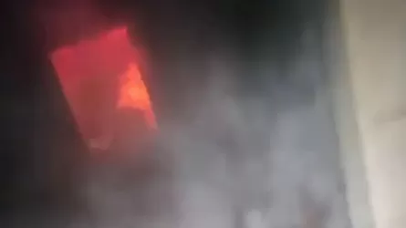 Счет на секунды: в Актау полицейские вошли в горящую квартиру ради одного человека