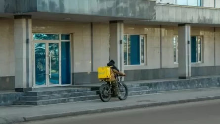 Биометрия и запрет мигрантов: требования к курьерам усилят в Алматы