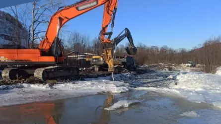 В Казахстане чистят реки перед весенними паводками 