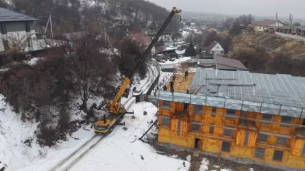 Трехэтажное здание сносят в предгорье Алматы 