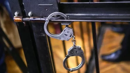 Астанада өз таныстарына тауарды арзанға сатқан қызметкер сотталды